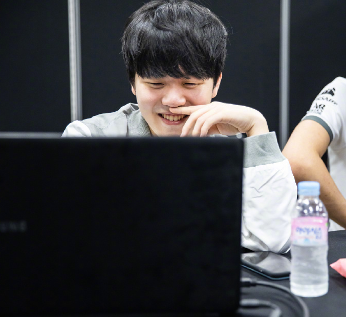 包含Rookie连续十场比赛得分超过出色防守，G2挑战极限！的词条